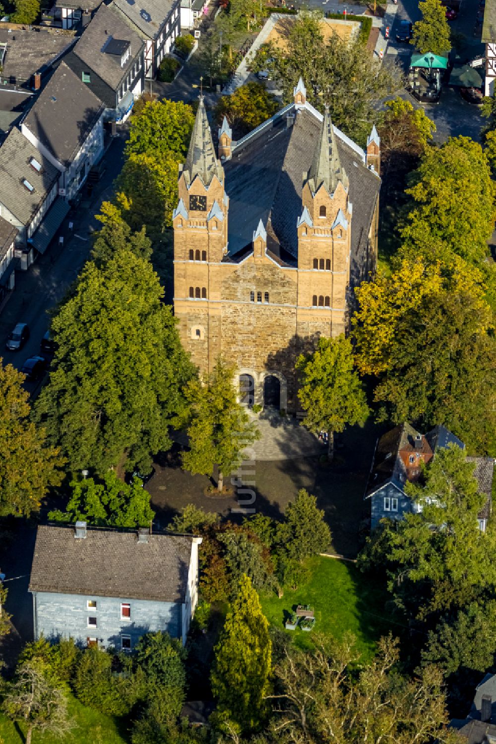 Hilchenbach aus der Vogelperspektive: Kirchengebäude Evangelisch-Reformierte Kirchengemeinde in Hilchenbach im Bundesland Nordrhein-Westfalen, Deutschland