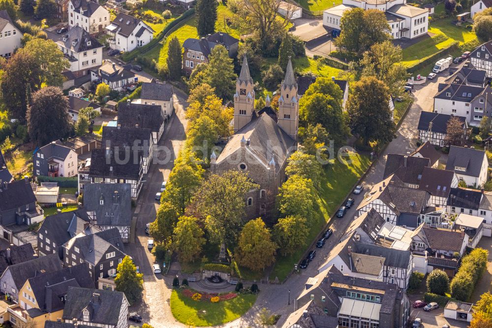 Hilchenbach von oben - Kirchengebäude Evangelisch-Reformierte Kirchengemeinde in Hilchenbach im Bundesland Nordrhein-Westfalen, Deutschland