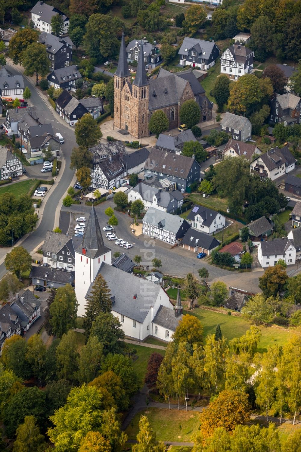 Netphen von oben - Kirchengebäude der Evangelisch-Reformierte Kirchengemeinde Netphen und der St. Martin Kirche in Netphen im Bundesland Nordrhein-Westfalen, Deutschland