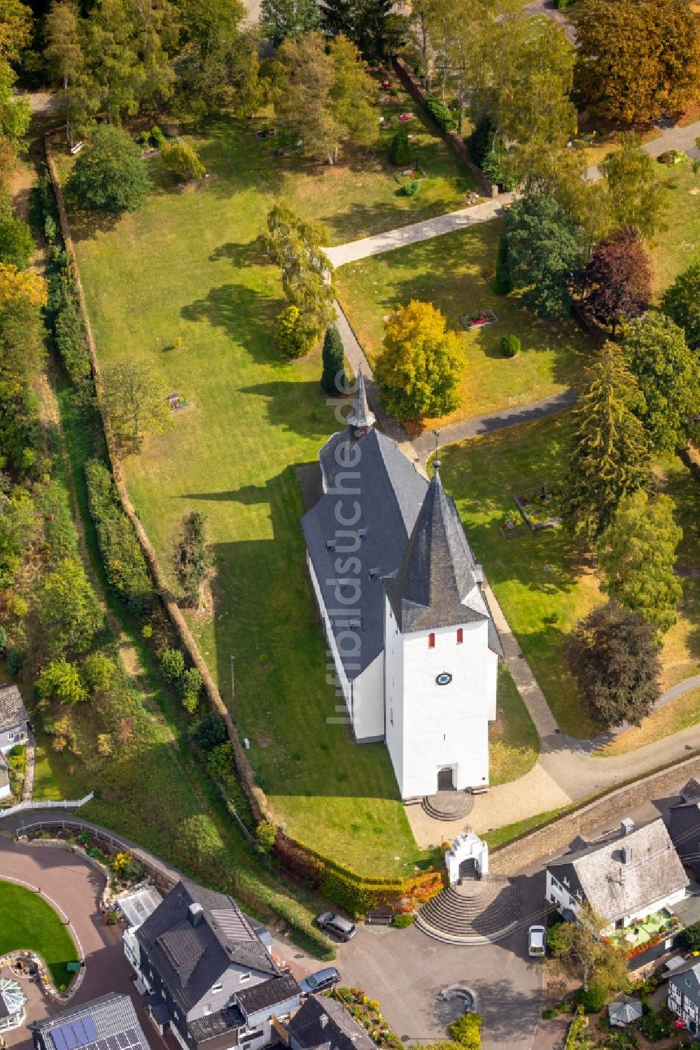 Netphen von oben - Kirchengebäude der Evangelisch-Reformierte Kirchengemeinde Netphen in Netphen im Bundesland Nordrhein-Westfalen, Deutschland