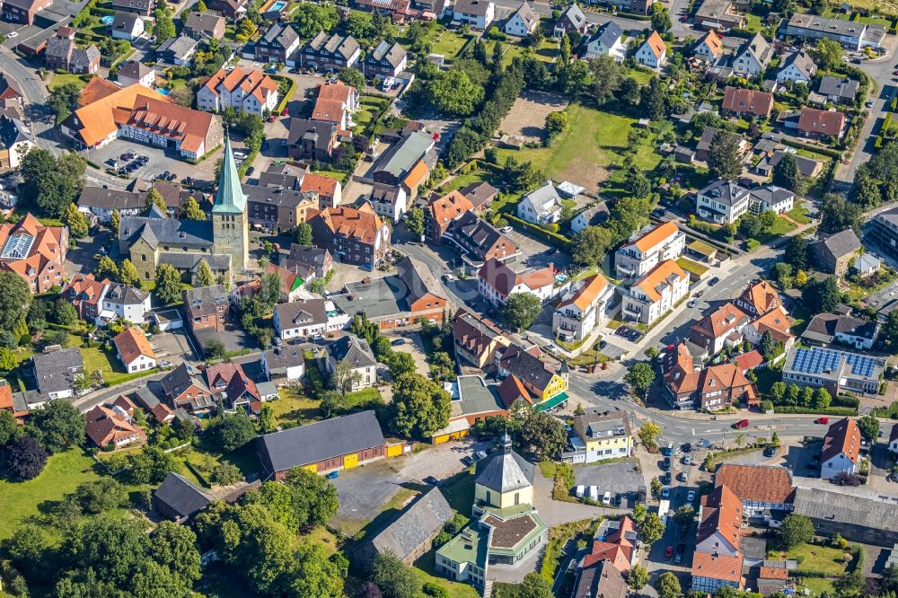 Rhynern von oben - Kirchengebäude Evangelische Kirche Rhynern und das Kirchengebäude der St. Regina am Sankt-Reginen-Platz in Rhynern im Bundesland Nordrhein-Westfalen, Deutschland