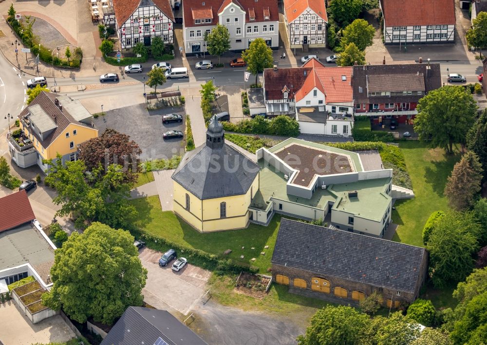 Rhynern von oben - Kirchengebäude Evangelische Kirche Rhynern in Rhynern im Bundesland Nordrhein-Westfalen, Deutschland