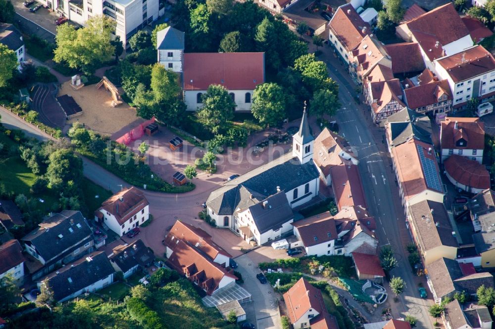 Wald-Michelbach von oben - Kirchengebäude der Evangelische Kirche und von St.Laurentius in Wald-Michelbach im Bundesland Hessen, Deutschland