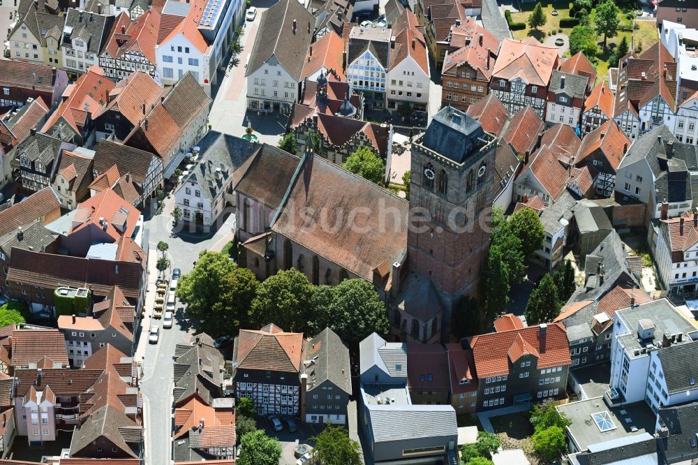 Luftaufnahme Bad Hersfeld - Kirchengebäude der evangelische Stadtkirche im Altstadt- Zentrum in Bad Hersfeld im Bundesland Hessen, Deutschland