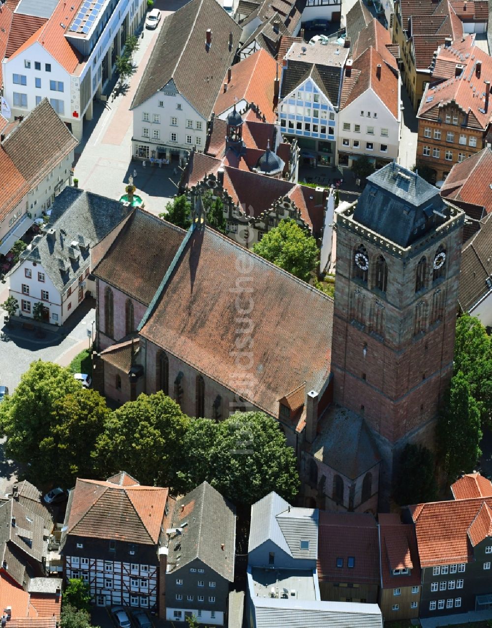 Bad Hersfeld von oben - Kirchengebäude der evangelische Stadtkirche im Altstadt- Zentrum in Bad Hersfeld im Bundesland Hessen, Deutschland