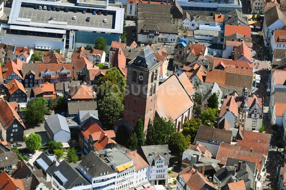 Bad Hersfeld aus der Vogelperspektive: Kirchengebäude der evangelische Stadtkirche im Altstadt- Zentrum in Bad Hersfeld im Bundesland Hessen, Deutschland