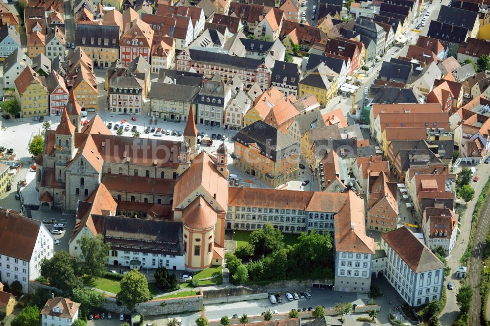 Ellwangen (Jagst) aus der Vogelperspektive: Kirchengebäude Evangelische Stadtkirche und der Basilika St. Vitus am Marktplatz im Altstadt- Zentrum in Ellwangen (Jagst) im Bundesland Baden-Württemberg