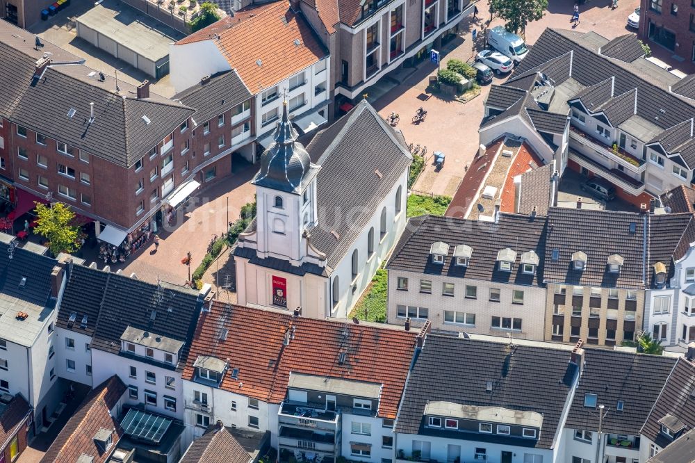 Dinslaken aus der Vogelperspektive: Kirchengebäude der Evangelische Stadtkirche Dinslaken im Altstadt- Zentrum in Dinslaken im Bundesland Nordrhein-Westfalen - NRW, Deutschland