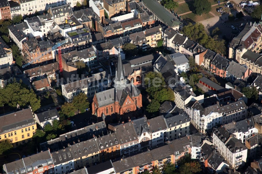 Wiesbaden aus der Vogelperspektive: Kirchengebäude der evangelischen Bergkirche im Altstadt- Zentrum in Wiesbaden im Bundesland Hessen