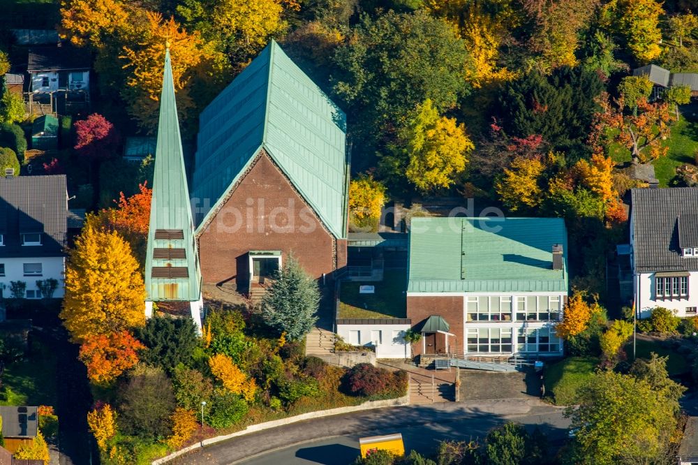 Arnsberg aus der Vogelperspektive: Kirchengebäude der evangelischen Erlöserkirche an der Ehmsenstraße an einem herbstlichen Waldrand in Arnsberg im Bundesland Nordrhein-Westfalen