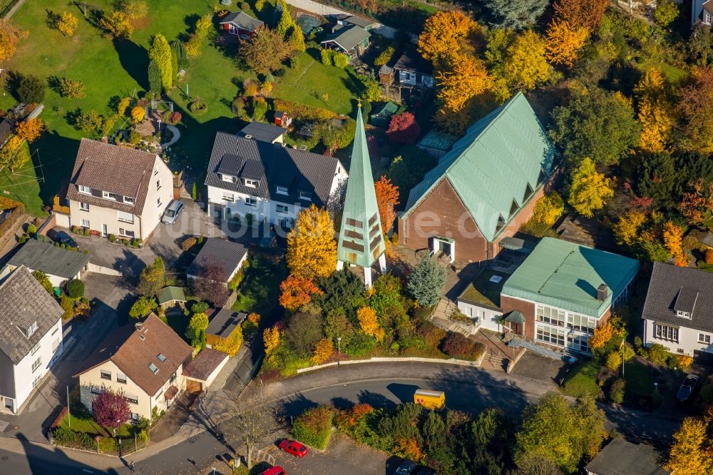 Luftbild Arnsberg - Kirchengebäude der evangelischen Erlöserkirche an der Ehmsenstraße an einem herbstlichen Waldrand in Arnsberg im Bundesland Nordrhein-Westfalen