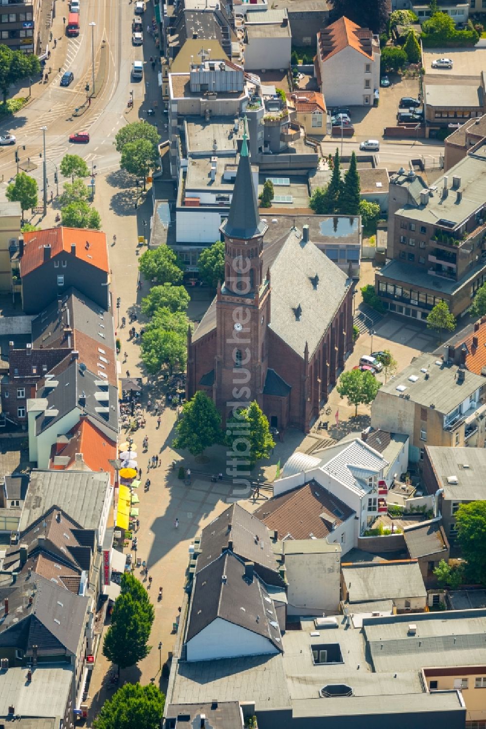 Bochum von oben - Kirchengebäude der evangelischen Friedenskirche im Ortsteil Wattenscheid in Bochum im Bundesland Nordrhein-Westfalen, Deutschland