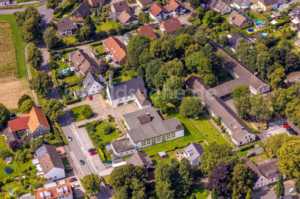 Luftbild Bergkamen - Kirchengebäude der evangelischen Friedenskirchengemeinde und das Martin-Luther-Haus an der Ebertstraße in Bergkamen im Bundesland Nordrhein-Westfalen, Deutschland