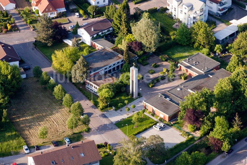 Wiesloch von oben - Kirchengebäude der Evangelischen Gemeinde mit Kindergarten Eine Welt in Wiesloch im Bundesland Baden-Württemberg, Deutschland