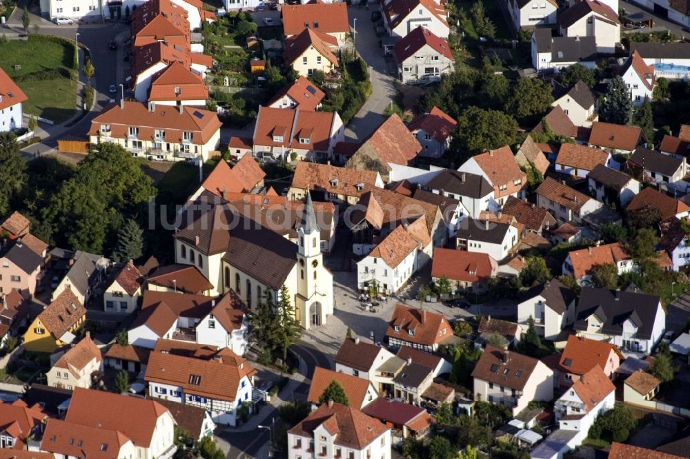 Wörth am Rhein aus der Vogelperspektive: Kirchengebäude der Evangelischen Kirche im Altstadt- Zentrum im Ortsteil Maximiliansau in Wörth am Rhein im Bundesland Rheinland-Pfalz, Deutschland