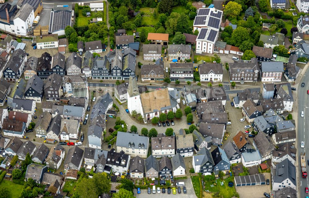 Bad Laasphe von oben - Kirchengebäude der evangelischen Kirche in Bad Laasphe im Bundesland Nordrhein-Westfalen, Deutschland