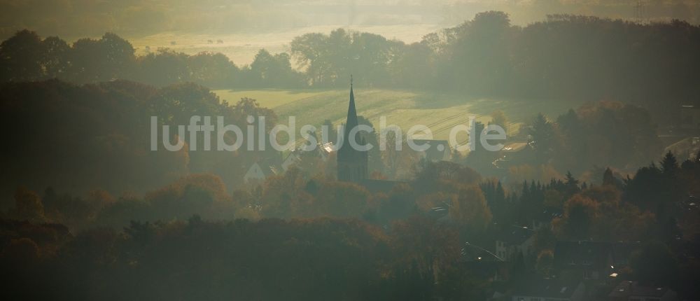 Witten von oben - Kirchengebäude der Evangelischen Kirche Bommern im herbstlichen Nebel in Witten im Bundesland Nordrhein-Westfalen