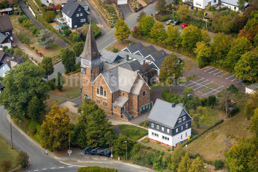 Luftaufnahme Deuz - Kirchengebäude der Evangelischen Kirche in Deuz im Bundesland Nordrhein-Westfalen, Deutschland