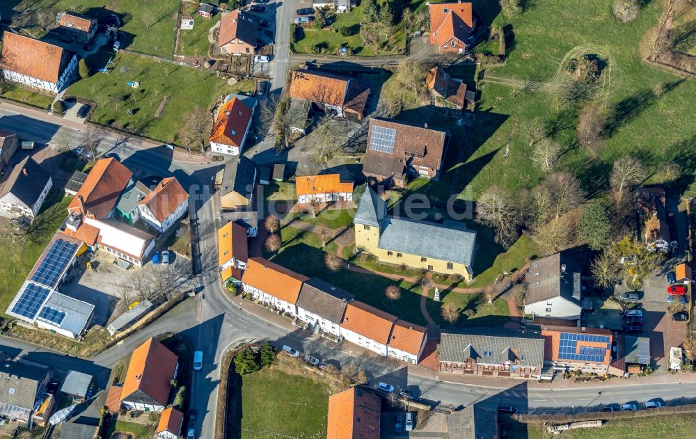 Luftaufnahme Bönen - Kirchengebäude der Evangelischen Kirche Flierich im Ortsteil Flierich in Bönen im Bundesland Nordrhein-Westfalen, Deutschland