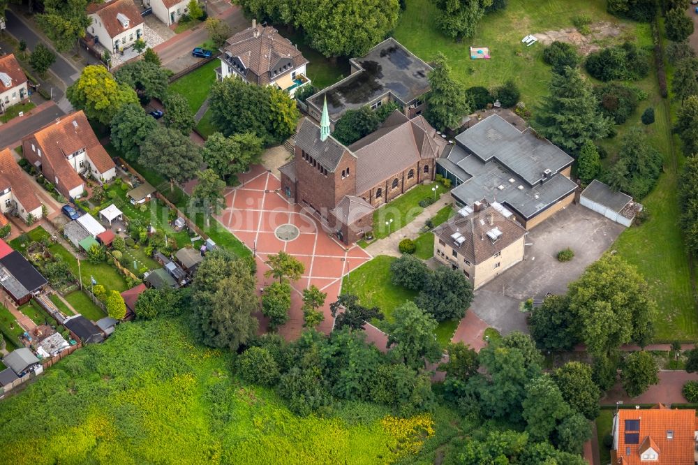 Luftbild Essen - Kirchengebäude der Evangelischen Kirche Karnap an der Hattramstraße in Essen im Bundesland Nordrhein-Westfalen - NRW, Deutschland