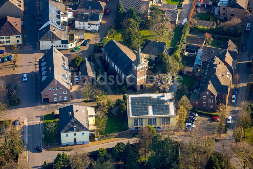 Luftaufnahme Isselburg - Kirchengebäude der Evangelischen Kirche in der Minervastraße in Isselburg im Bundesland Nordrhein-Westfalen