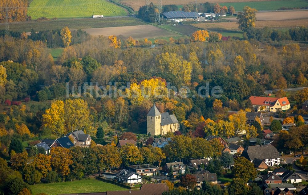 Luftbild Hamm - Kirchengebäude der evangelischen Kirche Uentrop in einem herbstlichen Waldstück in Hamm im Bundesland Nordrhein-Westfalen