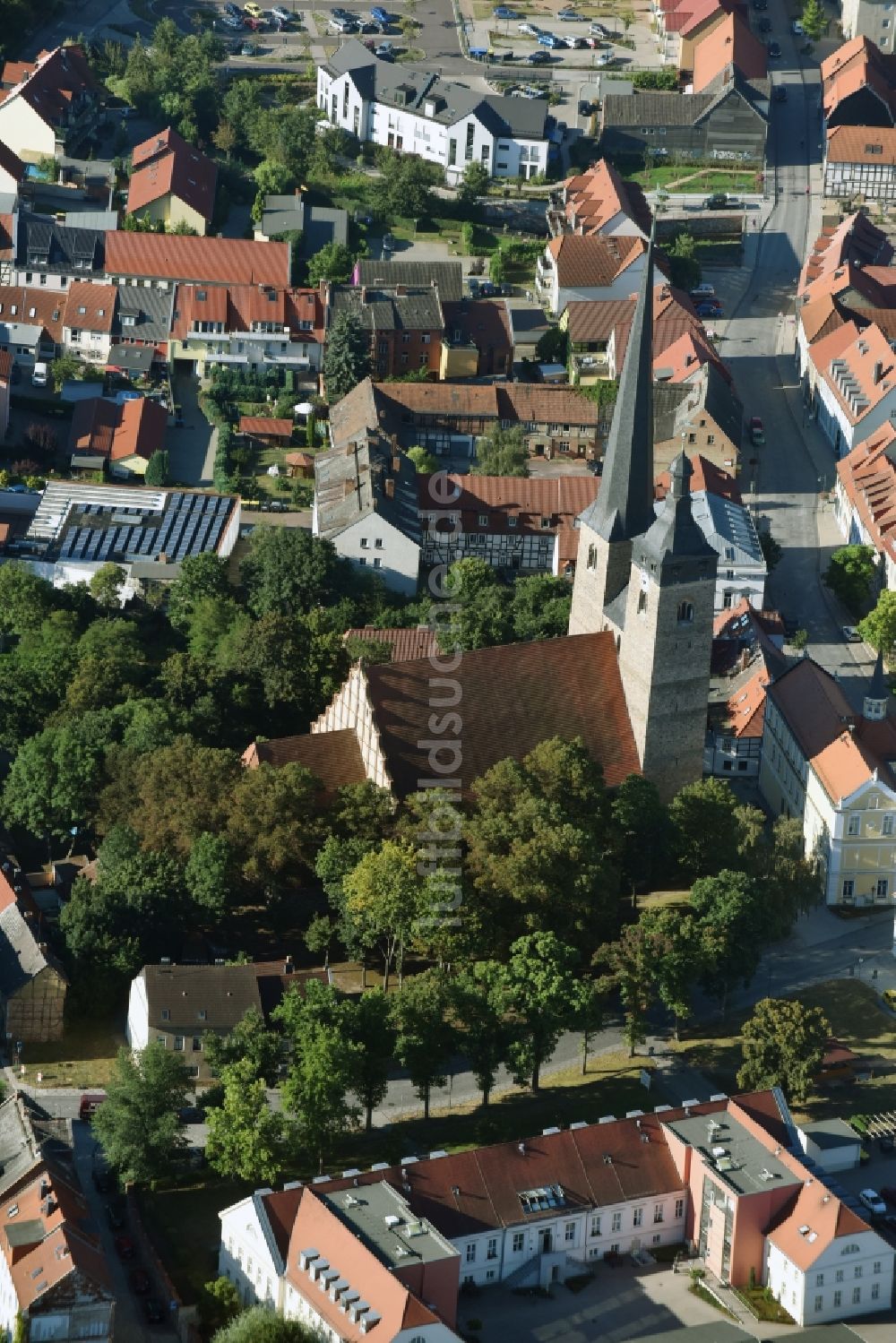 Luftaufnahme Burg - Kirchengebäude der evangelischen Kirche Unser Lieben Frauen in Burg im Bundesland Sachsen-Anhalt