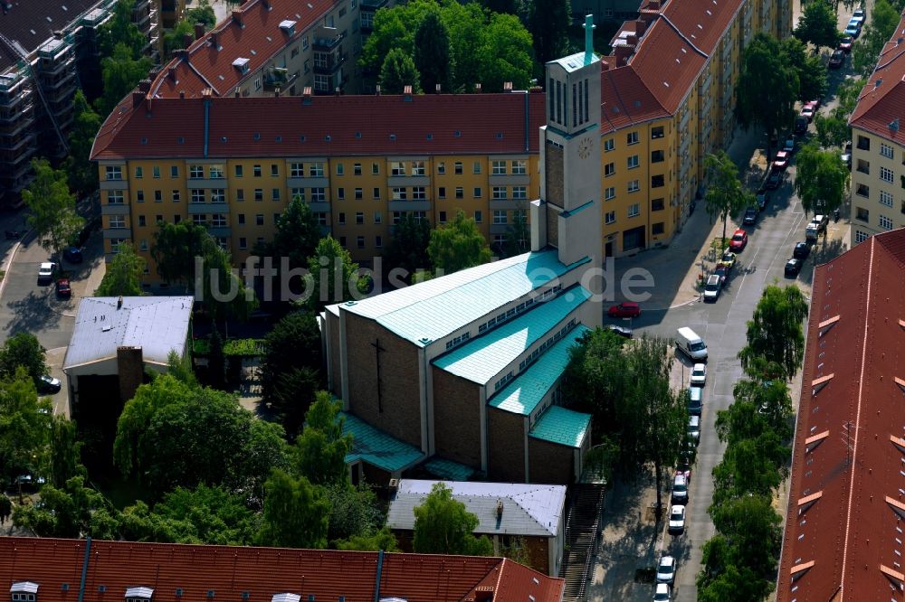 Luftbild Berlin - Kirchengebäude der Evangelischen Kirchengemeinde Gustav-Adolf an der Brahestraße im Stadtteil Charlottenburg in Berlin