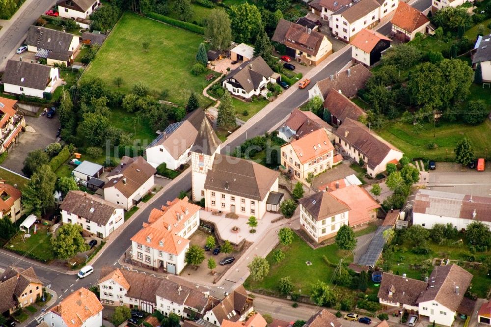 Luftaufnahme Karlsbad - Kirchengebäude der Evangelischen Kirchengemeinde und Museumsscheune in der Dorfmitte im Ortsteil Ittersbach in Karlsbad im Bundesland Baden-Württemberg