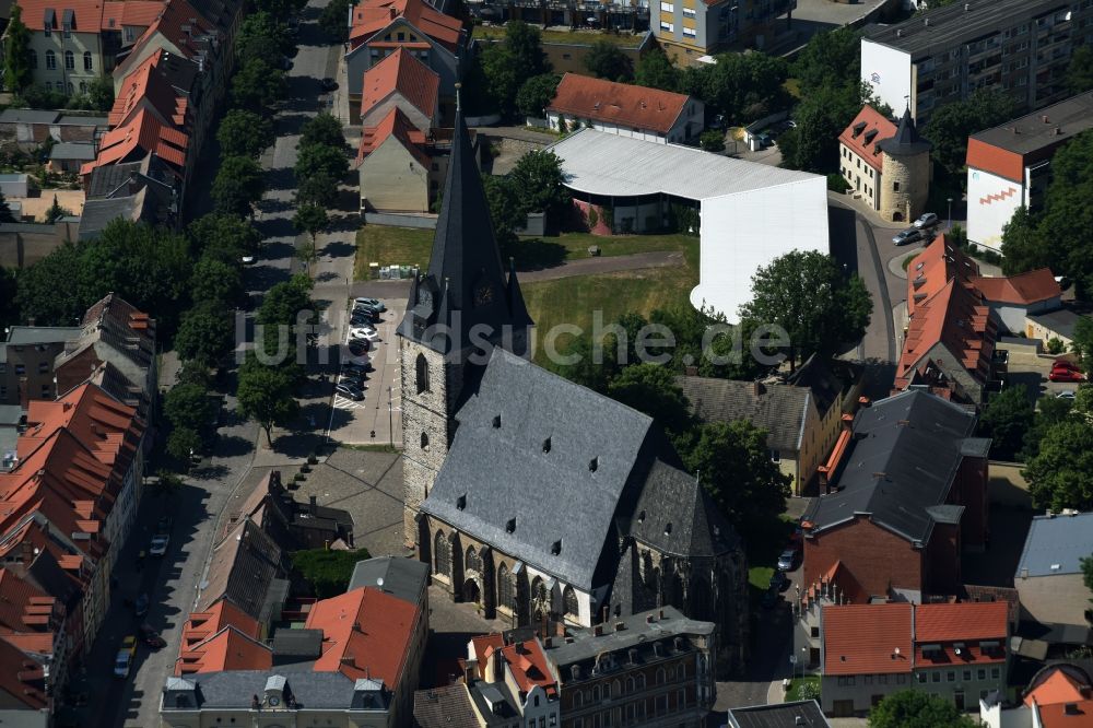 Luftbild Bernburg (Saale) - Kirchengebäude der evangelischen St. Marien-Kirche im Altstadt- Zentrum in Bernburg (Saale) im Bundesland Sachsen-Anhalt