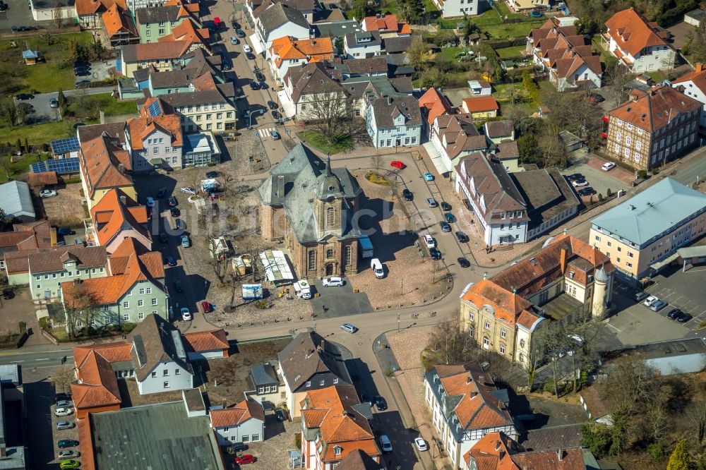 Luftaufnahme Bad Arolsen - Kirchengebäude der evangelischen Martin Luther Stadtkirche am Kirchplatz in Bad Arolsen im Bundesland Hessen, Deutschland