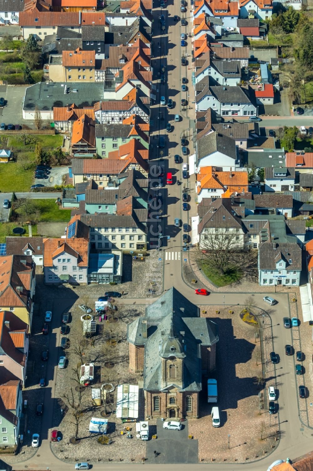 Bad Arolsen von oben - Kirchengebäude der evangelischen Martin Luther Stadtkirche am Kirchplatz in Bad Arolsen im Bundesland Hessen, Deutschland