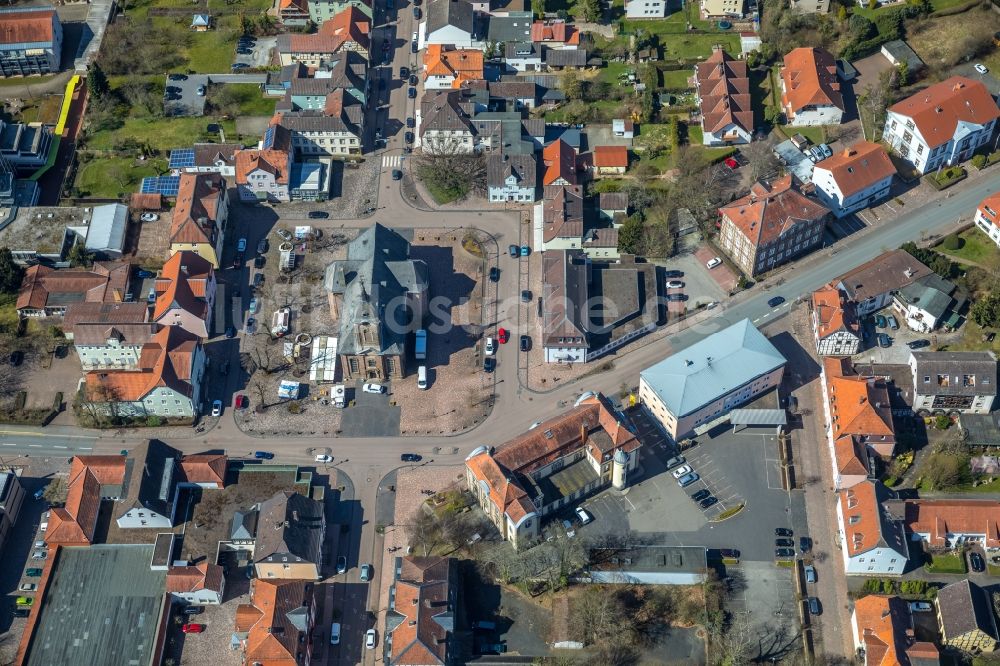 Bad Arolsen aus der Vogelperspektive: Kirchengebäude der evangelischen Martin Luther Stadtkirche am Kirchplatz in Bad Arolsen im Bundesland Hessen, Deutschland