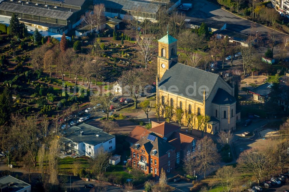 Luftaufnahme Bochum - Kirchengebäude der Evangelischen Matthäuskirche im Stadtteil Weitmar in Bochum im Bundesland Nordrhein-Westfalen