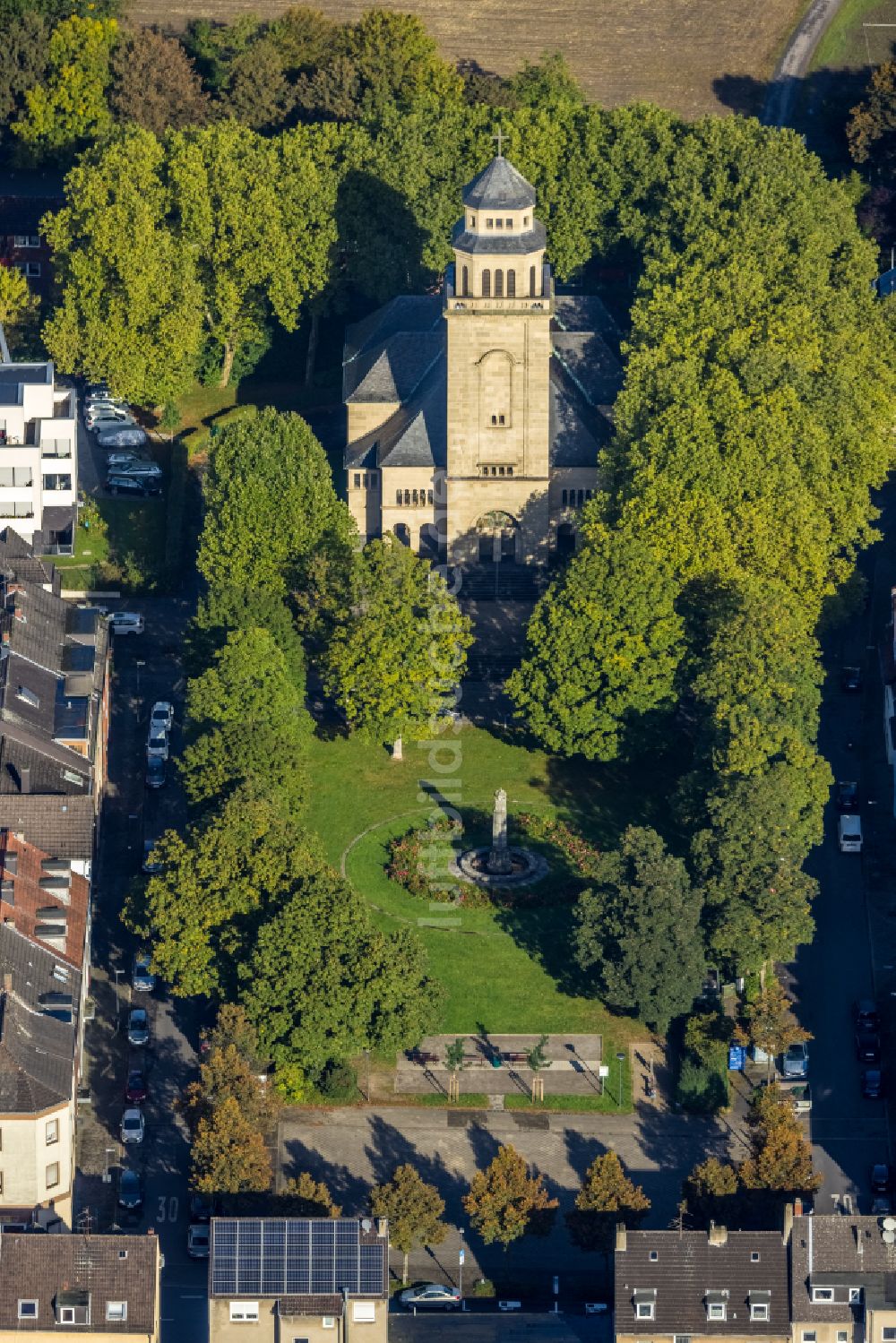 Gelsenkirchen von oben - Kirchengebäude der Evangelischen Pauluskirche Am Markt in Gelsenkirchen im Bundesland Nordrhein-Westfalen - NRW, Deutschland