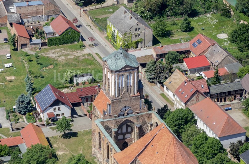 Luftaufnahme Gartz (Oder) - Kirchengebäude der evangelischen Pfarrkirche St. Stephan in Gartz (Oder) im Bundesland Brandenburg, Deutschland