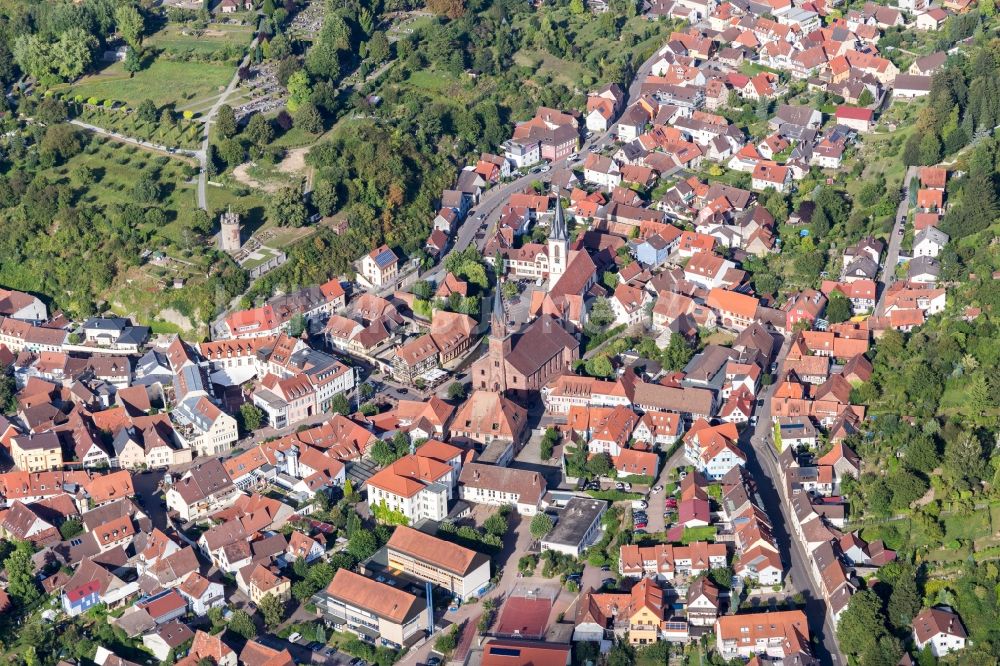 Luftaufnahme Weingarten (Baden) - Kirchengebäude der evangelischen, roten Sandsteinkirche und der weiß verputzten, katholischen Pfarrkirche St. Michael Weingarten in Weingarten (Baden) im Bundesland Baden-Württemberg, Deutschland