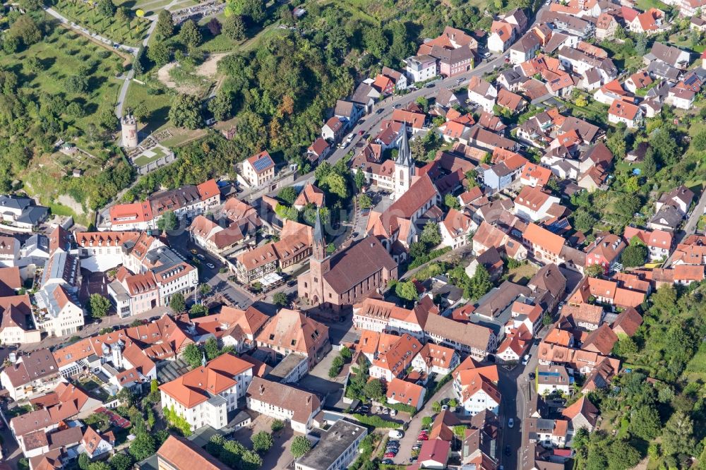 Weingarten (Baden) von oben - Kirchengebäude der evangelischen, roten Sandsteinkirche und der weiß verputzten, katholischen Pfarrkirche St. Michael Weingarten in Weingarten (Baden) im Bundesland Baden-Württemberg, Deutschland