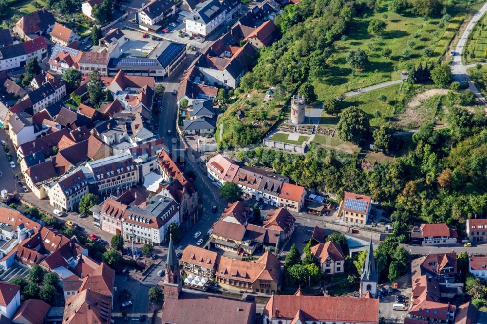 Luftbild Weingarten (Baden) - Kirchengebäude der evangelischen, roten Sandsteinkirche und der weiß verputzten, katholischen Pfarrkirche St. Michael Weingarten in Weingarten (Baden) im Bundesland Baden-Württemberg, Deutschland