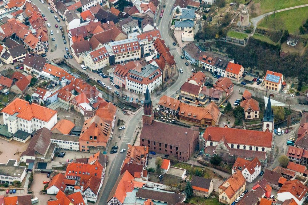 Weingarten (Baden) von oben - Kirchengebäude der evangelischen, roten Sandsteinkirche und der weiß verputzten, katholischen Pfarrkirche St. Michael Weingarten in Weingarten (Baden) im Bundesland Baden-Württemberg, Deutschland