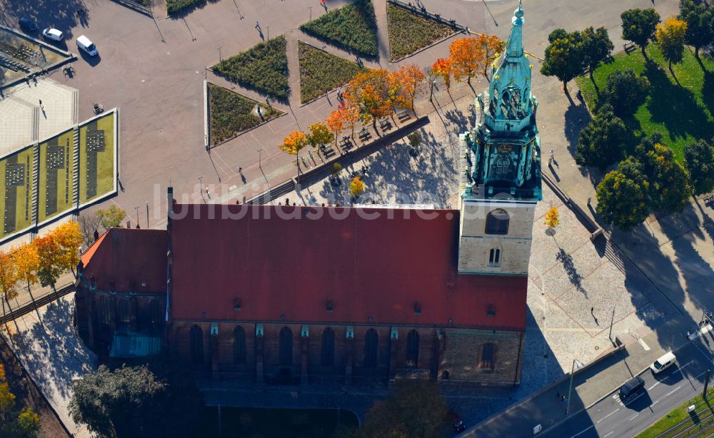 Luftbild Berlin - Kirchengebäude der evangelischen Sankt Marienkirche am Alexanderplatz in Berlin, Deutschland