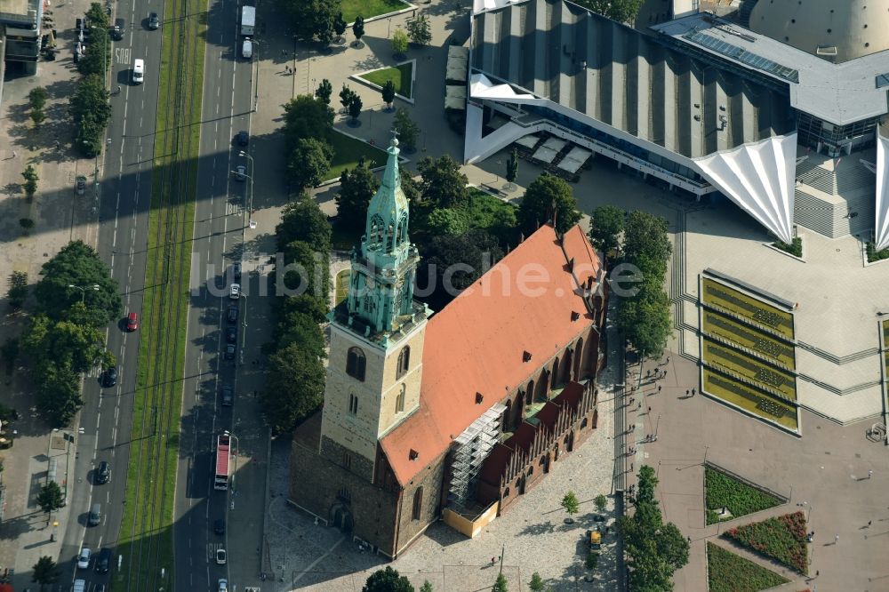 Luftbild Berlin - Kirchengebäude der evangelischen Sankt Marienkirche an der Karl-Liebknecht-Straße am Alexanderplatz im Ortsteil Mitte in Berlin, Deutschland