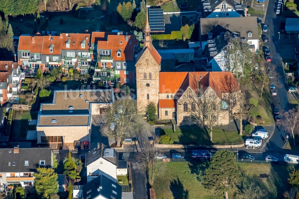 Luftaufnahme Bochum - Kirchengebäude der evangelischen Sankt - Vinzentius - Kirche im Ortsteil Harpen in Bochum im Bundesland Nordrhein-Westfalen