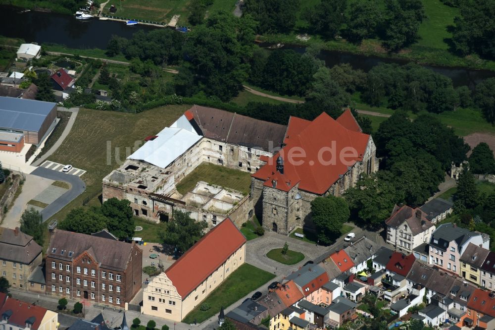 Luftbild Nienburg (Saale) - Kirchengebäude der evangelischen Schlosskirche St. Marien und St. Cyprian in Nienburg (Saale) im Bundesland Sachsen-Anhalt