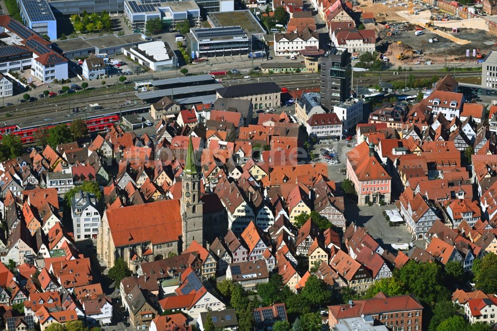 Luftbild Schorndorf - Kirchengebäude der Evangelischen Stadtkirche in Schorndorf im Bundesland Baden-Württemberg, Deutschland