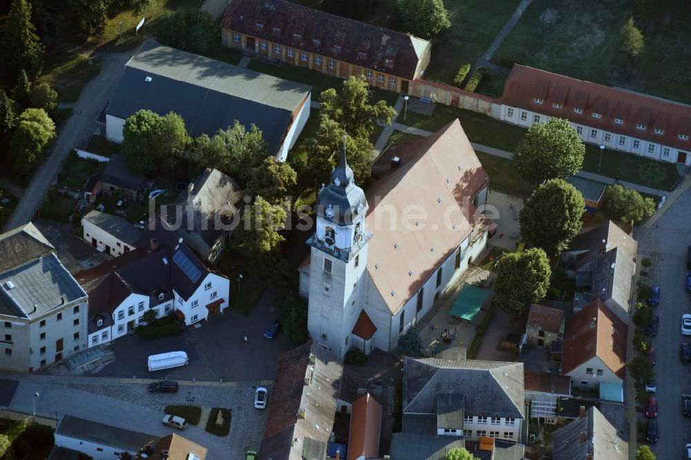 Luftaufnahme Pretzsch (Elbe) - Kirchengebäude der evangelischen Stadtkirche St.Nikolaus in der Dorfmitte in Pretzsch (Elbe) im Bundesland Sachsen-Anhalt