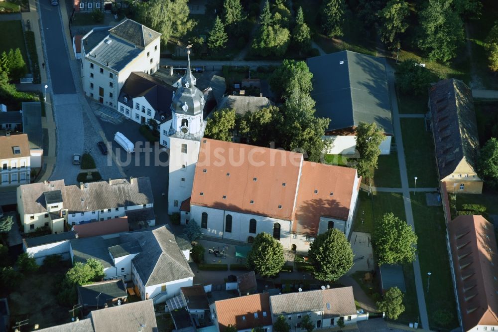 Pretzsch (Elbe) von oben - Kirchengebäude der evangelischen Stadtkirche St.Nikolaus in der Dorfmitte in Pretzsch (Elbe) im Bundesland Sachsen-Anhalt