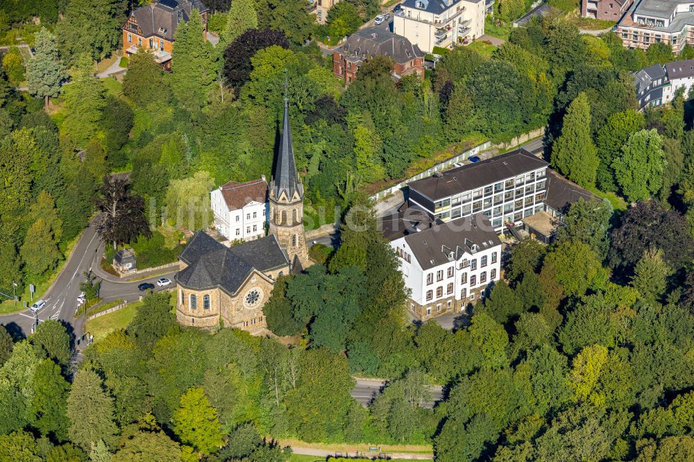 Velbert von oben - Kirchengebäude der EventKirche Langenberg an der Donnerstraße im Ortsteil Langenberg in Velbert im Bundesland Nordrhein-Westfalen, Deutschland