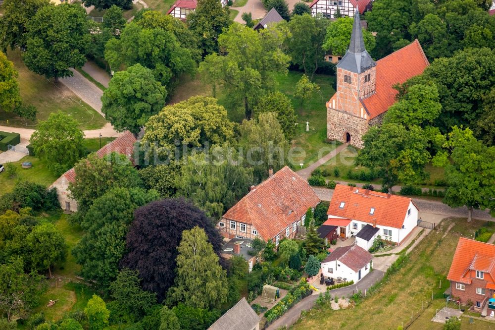 Vipperow von oben - Kirchengebäude der Feldsteinkirche mit dem alten Gemeindehaus an der Dorfstraße in Vipperow im Bundesland Mecklenburg-Vorpommern