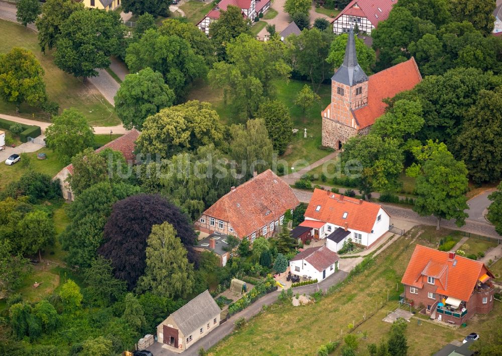 Vipperow aus der Vogelperspektive: Kirchengebäude der Feldsteinkirche mit dem alten Gemeindehaus an der Dorfstraße in Vipperow im Bundesland Mecklenburg-Vorpommern